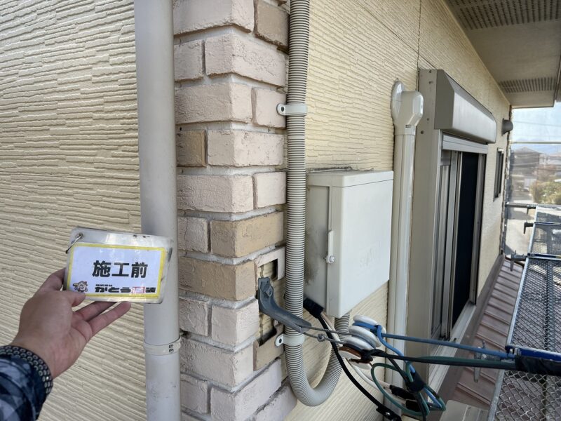 コーナーにはレンガ調のタイルが貼られていますが、経年劣化により退色しています。