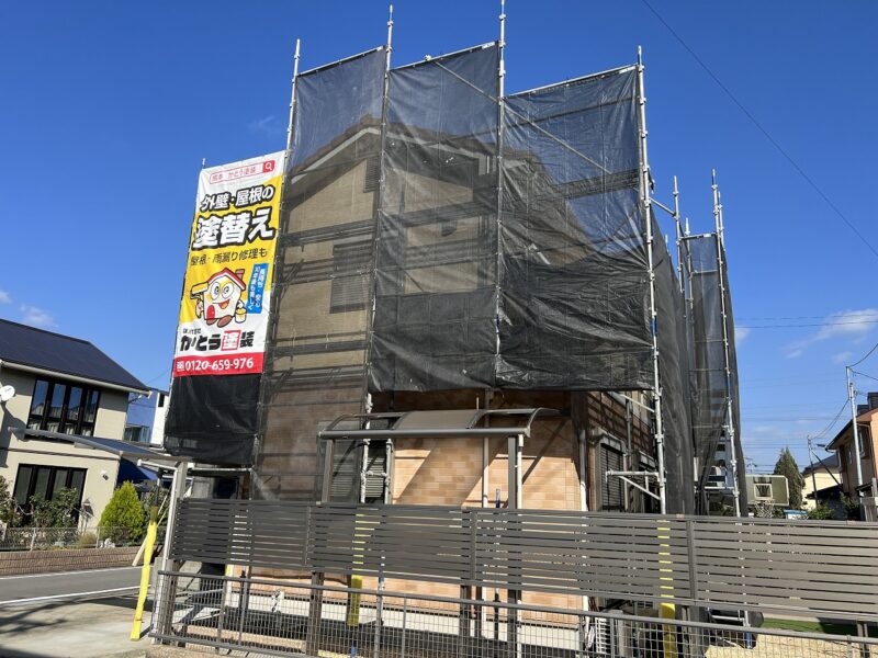 足場を組み立てました。黒いメッシュシートは防犯性にも優れています。