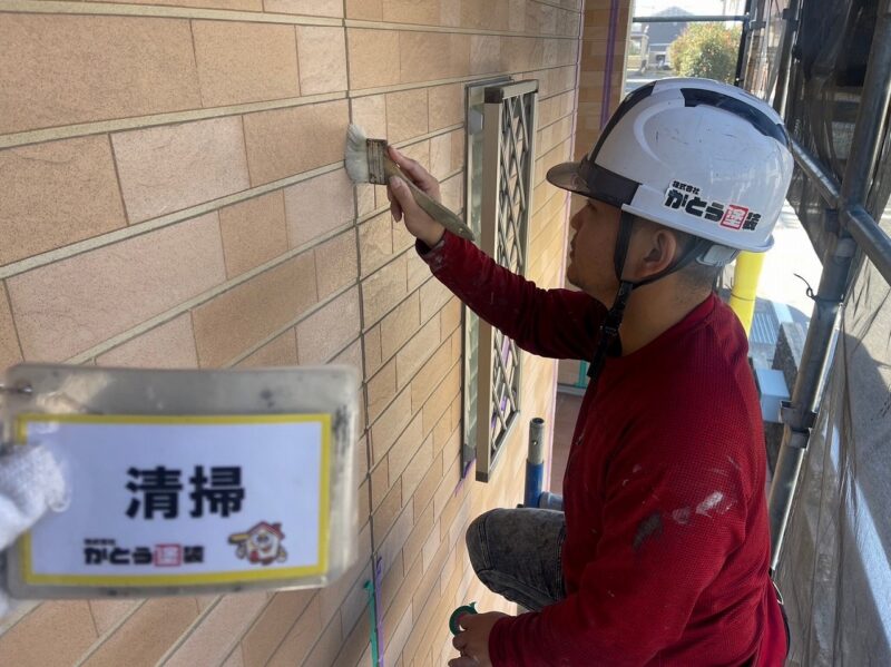 刷毛を使って溝を綺麗にしていきます。