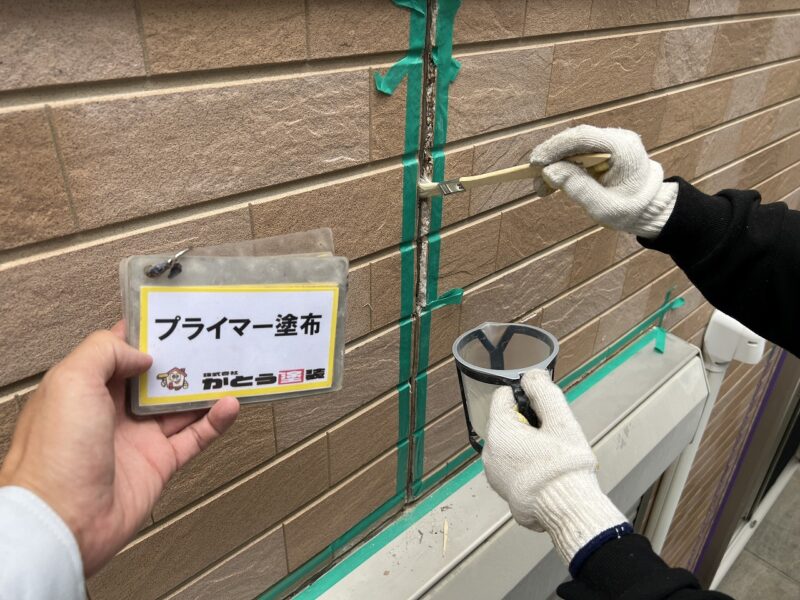 プライマー塗布の様子です。シーリングの密着性を高めます。