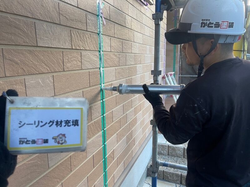 シーリング材充填の様子です。目地にたっぷりと打ち込みます。