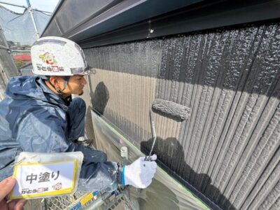 熊本市北区龍田T様邸外壁塗装，外壁の中塗りをおこないました。