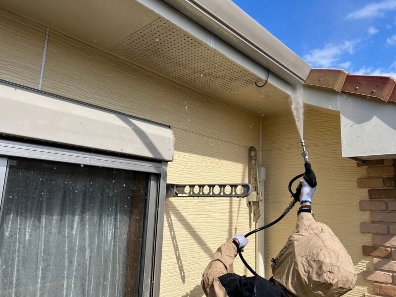 建材を傷つけずに汚れだけ落としていきます。