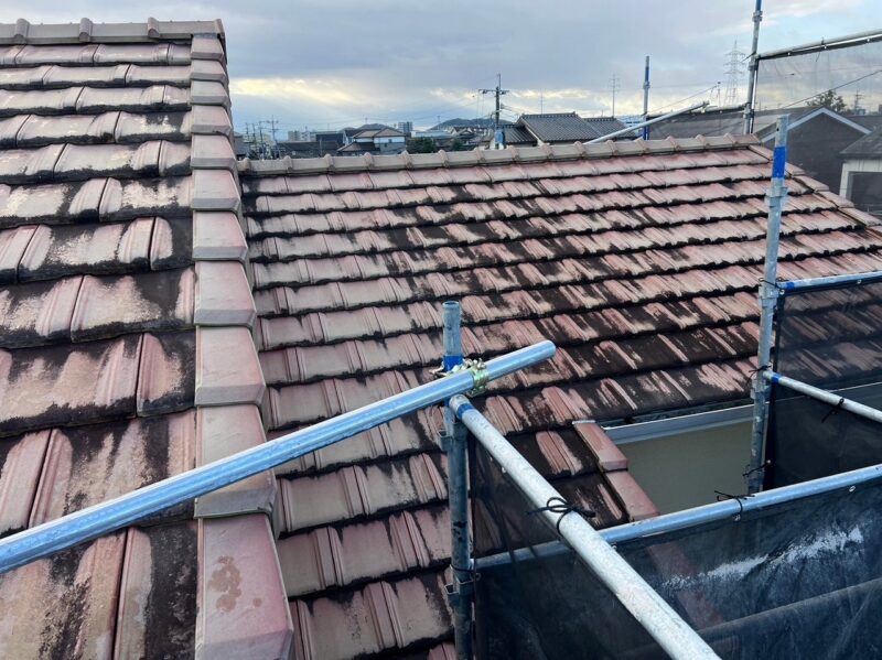 大屋根のお写真です。汚れやコケで黒ずんでいます。今回、屋根の塗装は行いませんが、高圧洗浄をして綺麗にします。