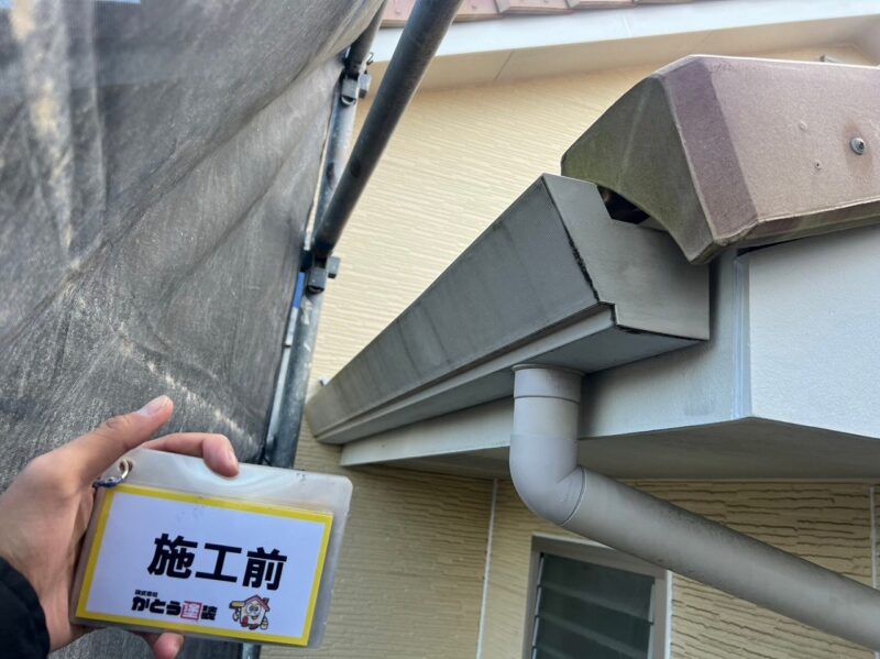 雨樋のお写真です。サビや苔が発生しています。