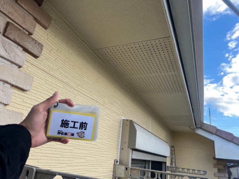 軒天のお写真です。直射日光に遮られて湿気がたまりやすくカビが生えやすい場所です。防カビ塗装での保護が必要です。