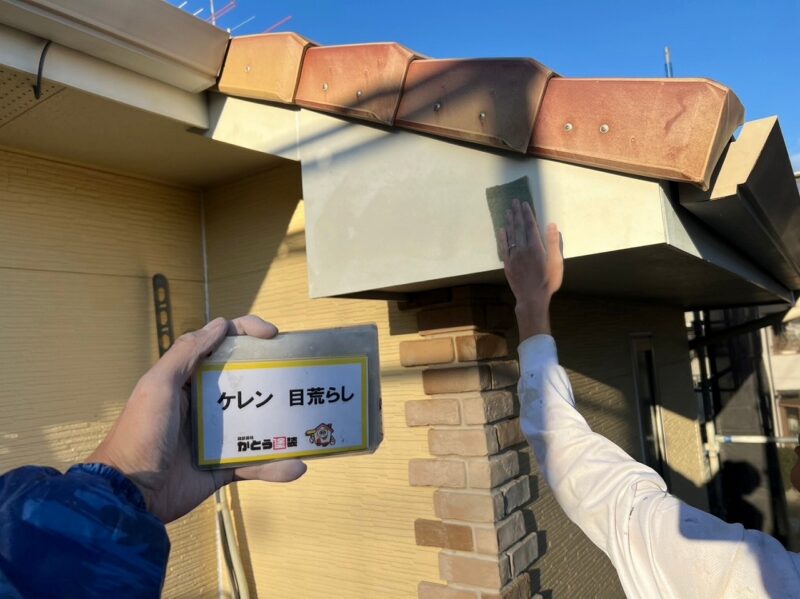 破風のケレン作業の様子です。サンドペーパーなどで表面の汚れを落とし、塗料の密着性を高めます。