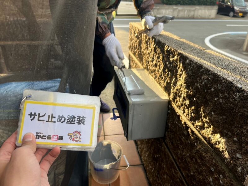 郵便受けのサビ止め塗装の様子です。