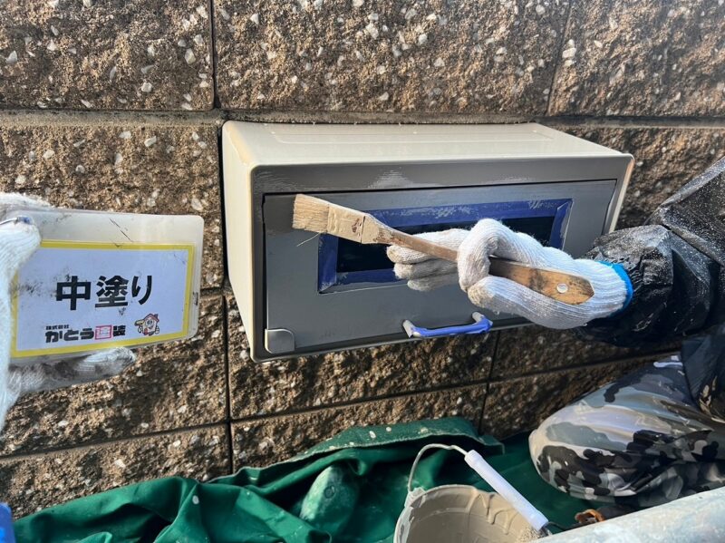 郵便受けの中塗りの様子です。