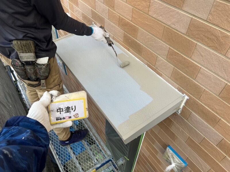 ひさしの中塗りの様子です。