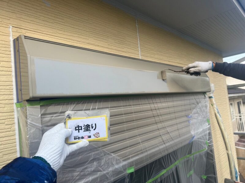 シャッターボックスの中塗りの様子です。