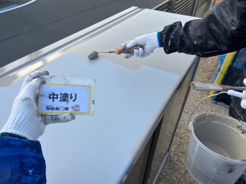 倉庫の屋根の中塗りの様子です。
