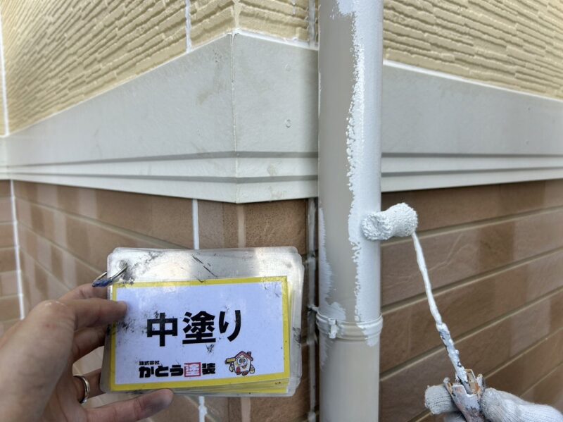 雨樋の中塗りの様子です。