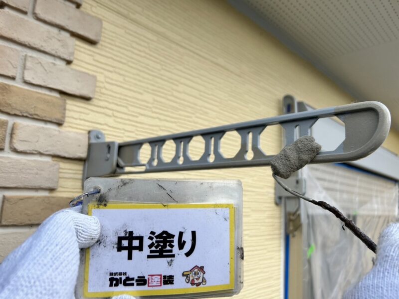 洗濯物干しの中塗りの様子です。