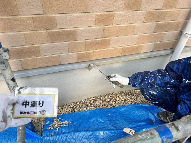 土台水切りの中塗りの様子です。細かい部分もしっかりと塗装して塗り漏らしが無いようにします。
