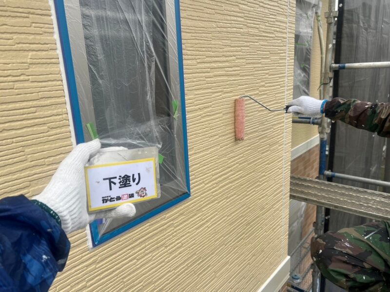 ２階外壁の下塗りの様子です。塗装は下地が命！いかに下塗りが綺麗にできてるかで上塗りの耐久年数も変わってきます。