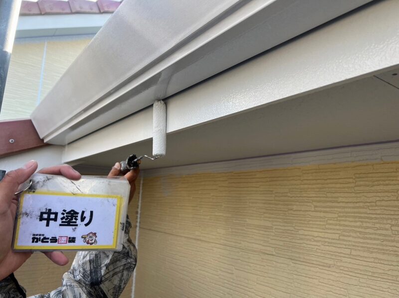 鼻隠しの中塗りの様子です。