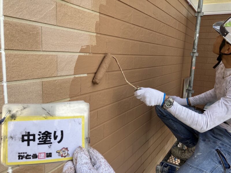 中塗りA色の塗布の様子です。