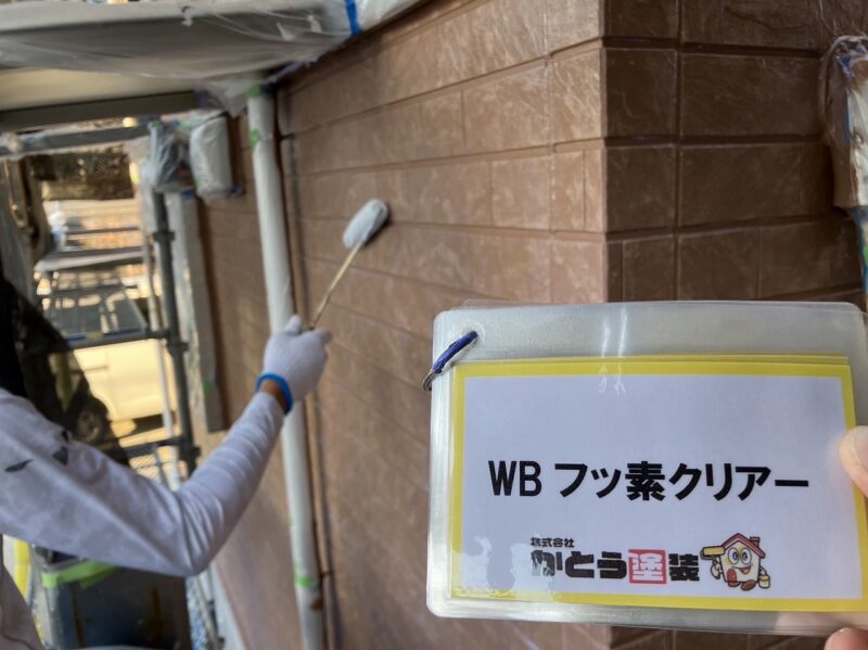 上塗りでクリヤー塗装を行うことで塗膜を保護します。