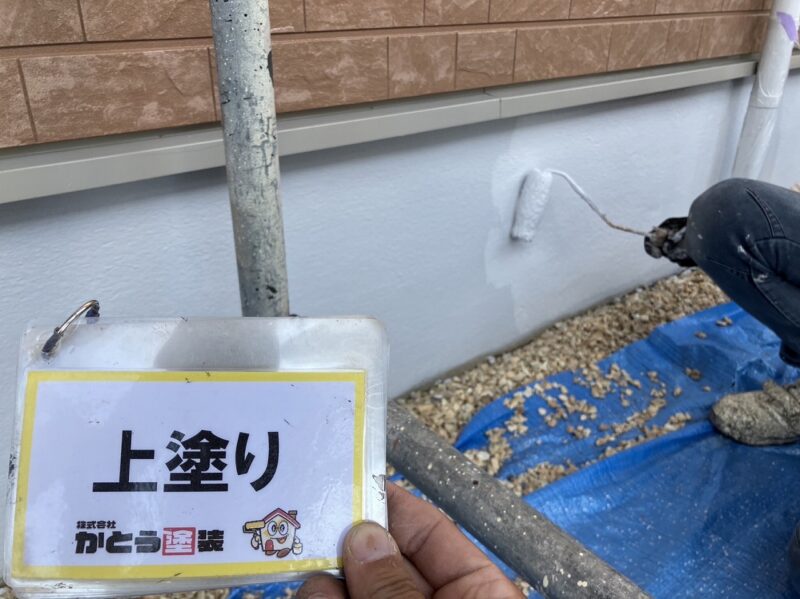 基礎の上塗りの様子です。