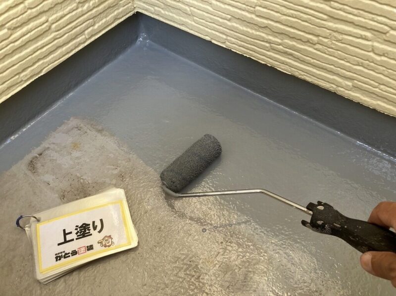 上塗りの様子です。隅々まで確実に施工していきます。