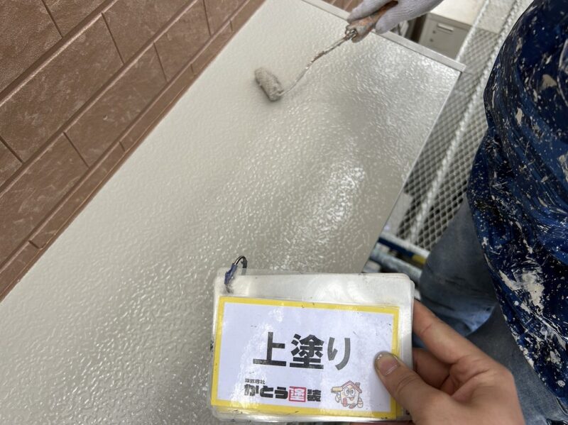 ひさしの上塗りの様子です。