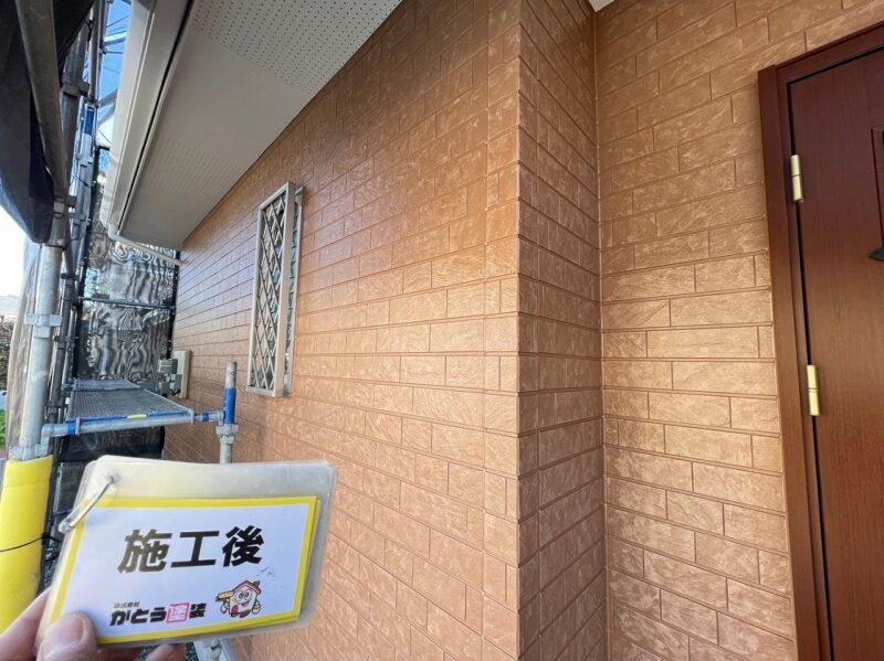 外壁アップのお写真です。１階部分はWB多彩仕上げ工法により、単色塗りでは出せない奥行きとデザイン性のある外壁になりました。