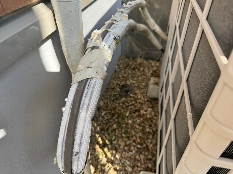 室外機ホースのテープが劣化しボロボロに剥がれていました。