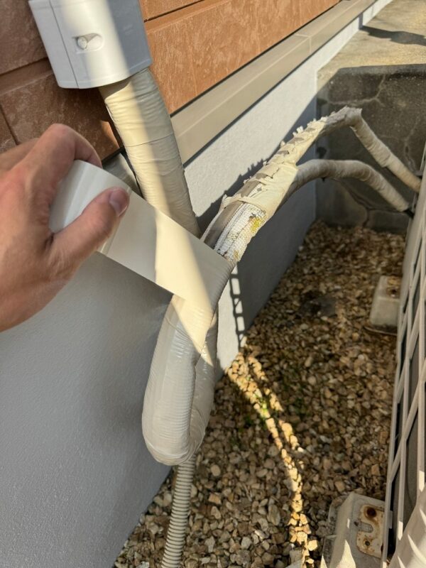 エアコンホースのテープを巻き直していきます。