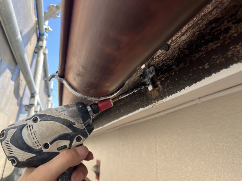 外れていた金具部分を補修し、しっかり取り付けます。