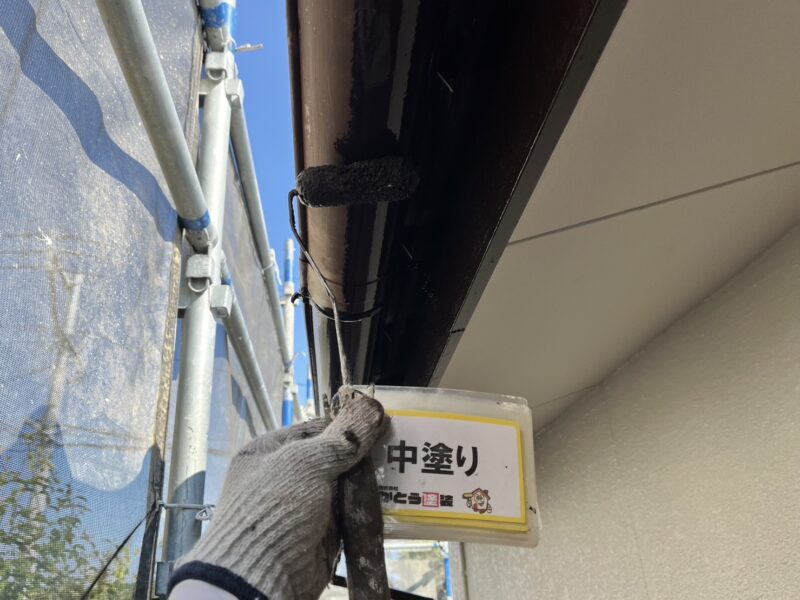 雨樋の中塗りの様子です。