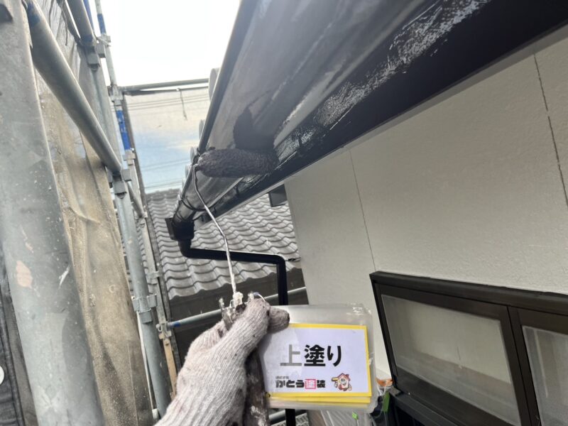 雨樋の上塗りの様子です。<br />中塗りと比べて、さらに艶が増し美しい仕上がりです。