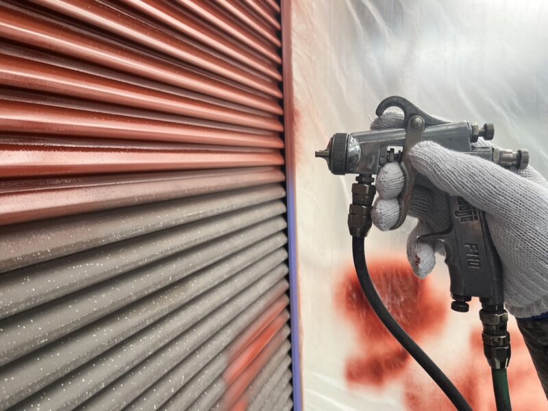 雨戸のサビ止め塗装の様子です。金属の表面に塗膜を形成し、錆の原因となる水や酸素を触れさせないようにすることで、錆や腐食を防ぎます。