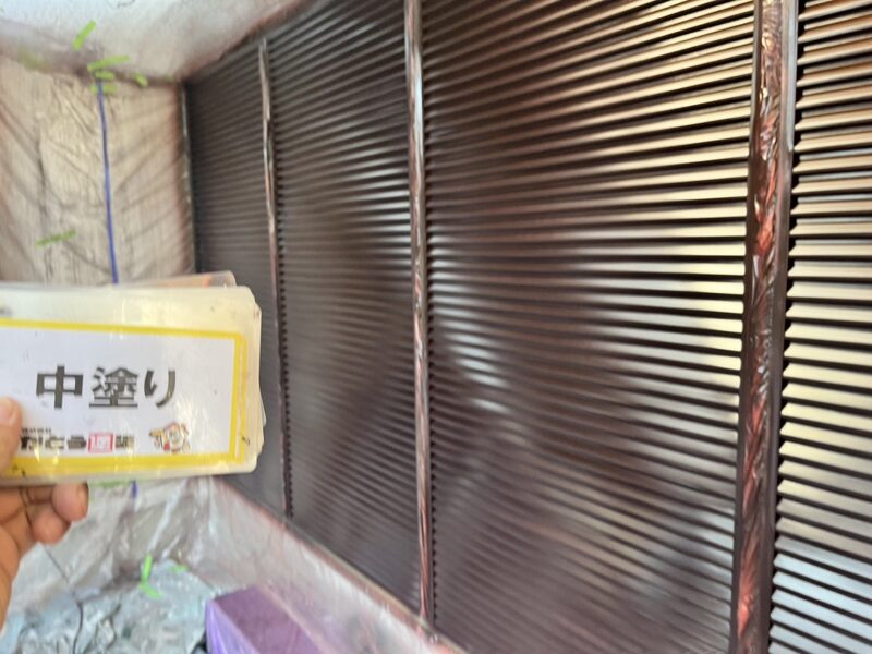 雨戸の中塗りの様子です。