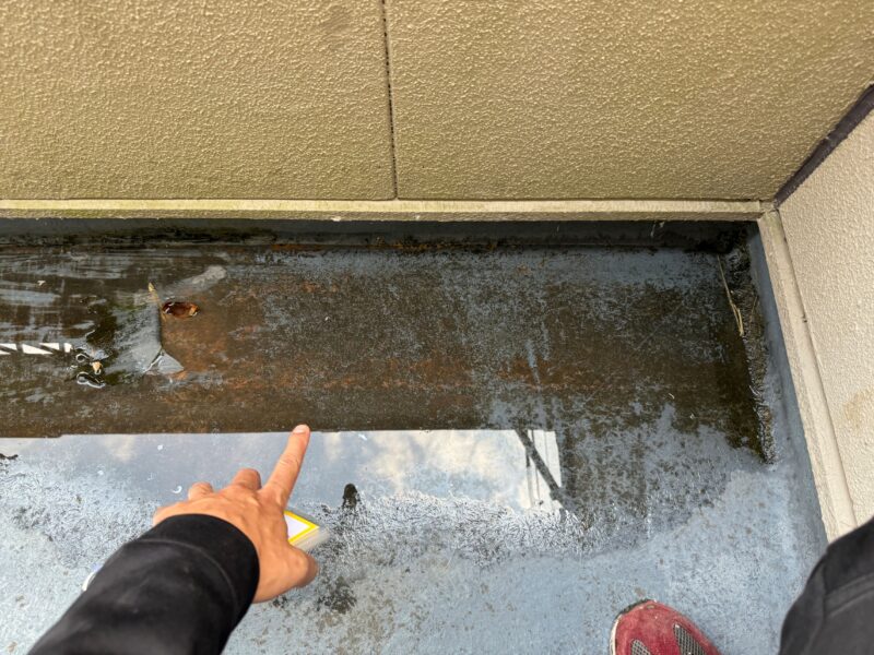 バルコニー部分は、水はけが悪く、常に雨水が溜まっている状態です。