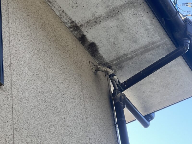 軒天の施工前のお写真です。