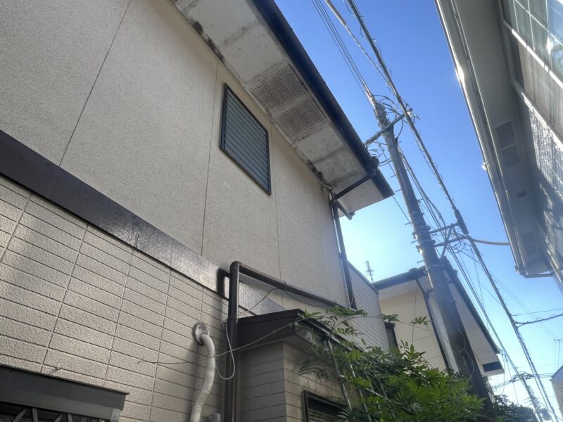 軒天の施工前のお写真です。<br />日が当たらない箇所は汚れやすく、黒ずみが目立ちます。