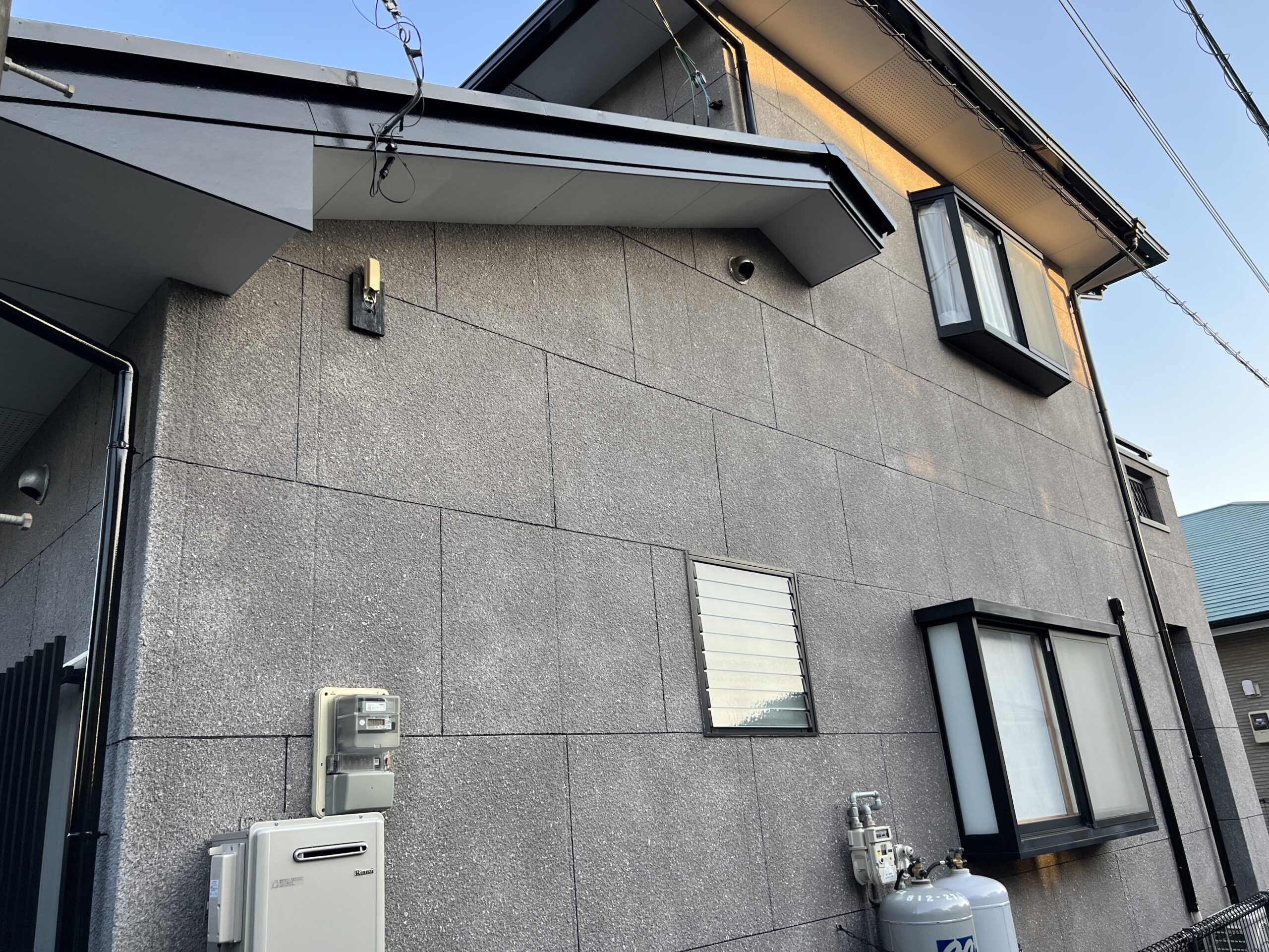 【宇土市O様邸】外壁屋根塗装　吹き付け塗装で立体感のあるデザイン性の高い仕上がりに