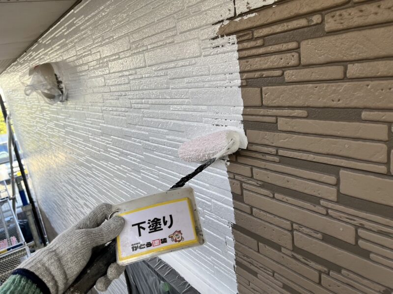 外壁下塗りの様子です。浸透性の高いエポパワーシーラーを使用しています。外壁材に浸透して、傷んだサイディングボードを中から固める効果があります。