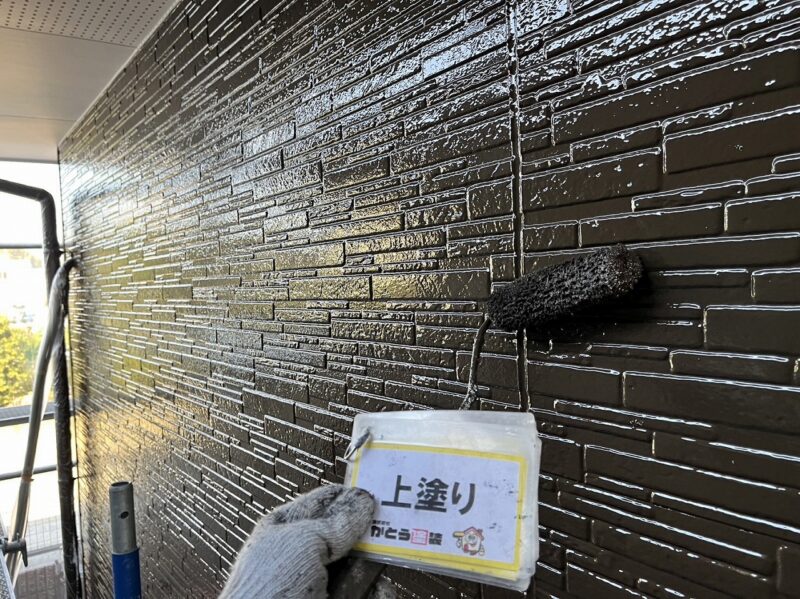 外壁の上塗りの様子です。中塗りと上塗りに使用してる「ガイソーウォールフッ素４ＦII」はフッ素樹脂系の最上級塗料で、屋外の過酷な条件でも紫外線や雨風から建物を守ります。