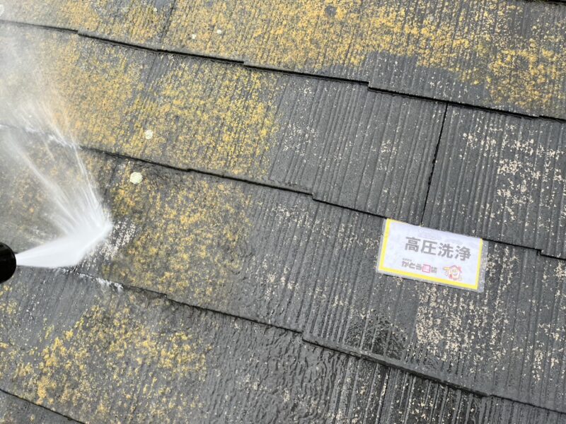 屋根の高圧洗浄の様子です。