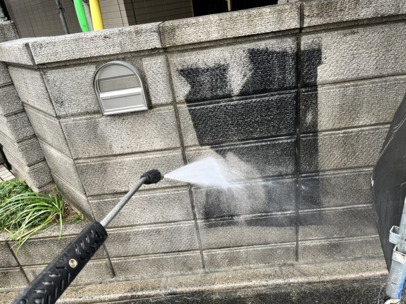 塀の高圧洗浄の様子です。