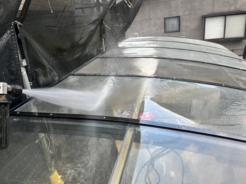 カーポートの屋根の高圧洗浄の様子です。