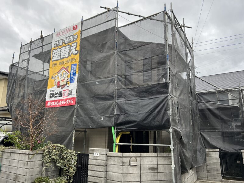 足場を組み立てました。黒いメッシュシートは防犯性にも優れています。