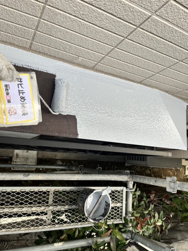 ひさしのサビ止め塗装の様子です。