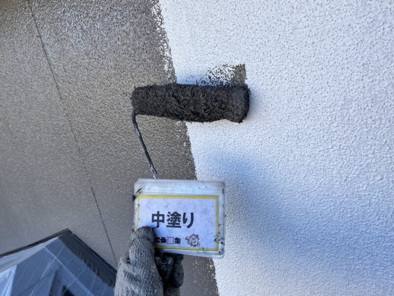 外壁の中塗りの様子です。