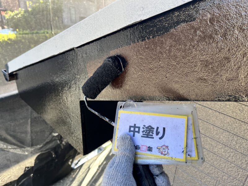 破風の中塗りの様子です。