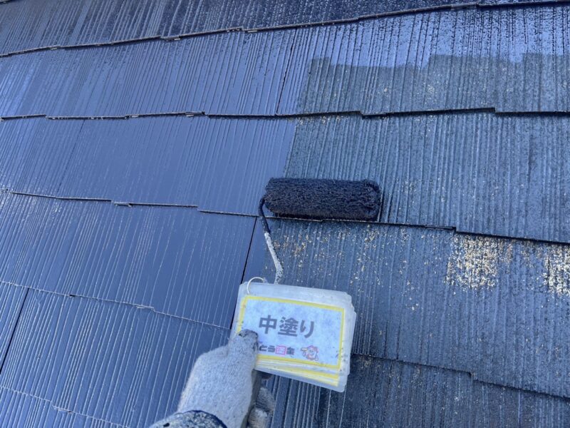 中塗りの様子です。<br />抜群の耐候性・耐久性で屋根材を保護してくれます。
