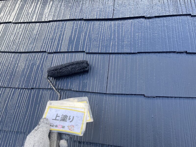 上塗りの様子です。中塗りと同じ塗料で均一に塗布していきます。