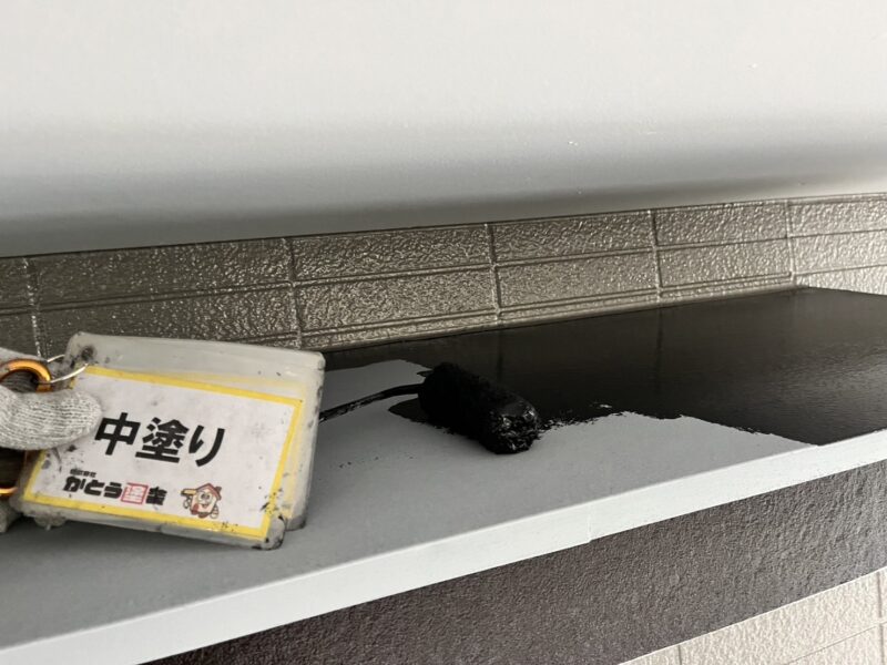 ひさしの中塗りの様子です。